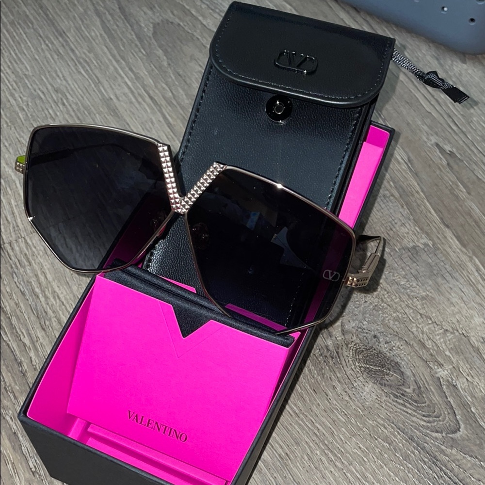 24HR DROP ⬇️ Valentino Rock Stud Black and Gold Sunglasses - Picture 3 of 6